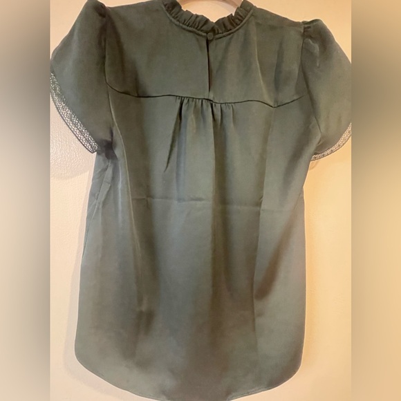 J Crew Tulip Sleeve Ruffle neck top. Size small. - Picture 6 of 8